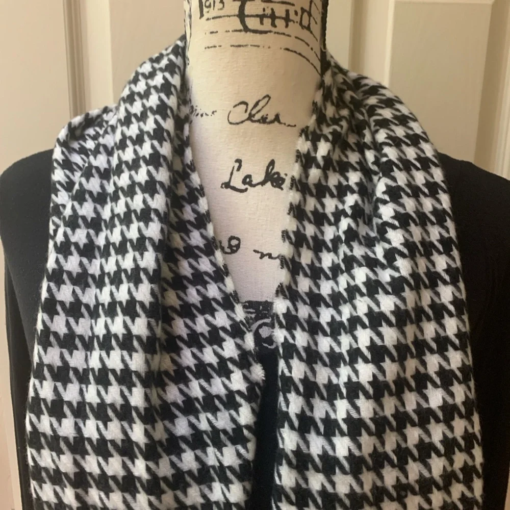 Classic Cashmere Black and White Houndstooth Scarf